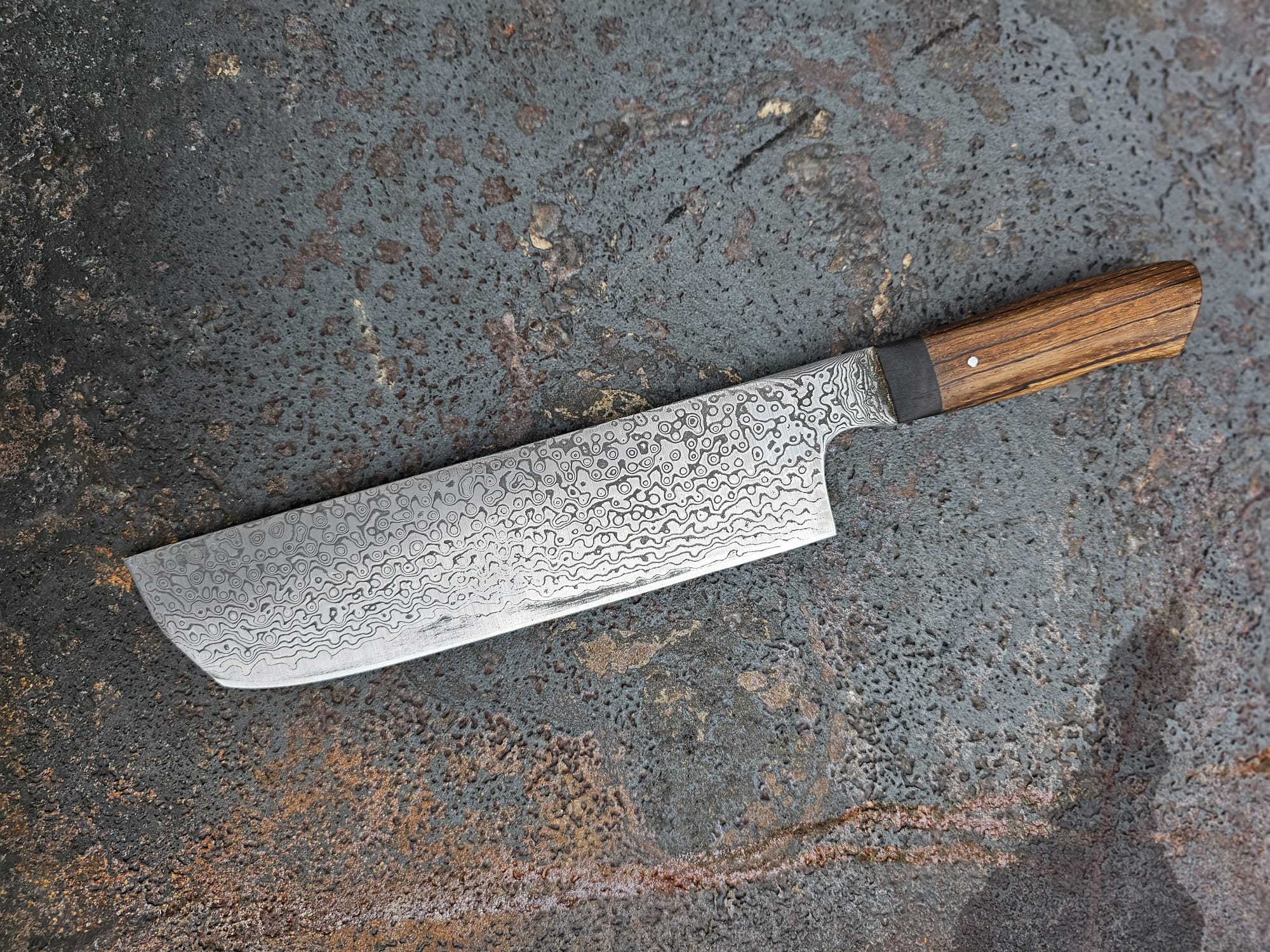 Damastküchenmesser Nakiri mit Kohlenstoffstahl Schneidlage – Bild 2